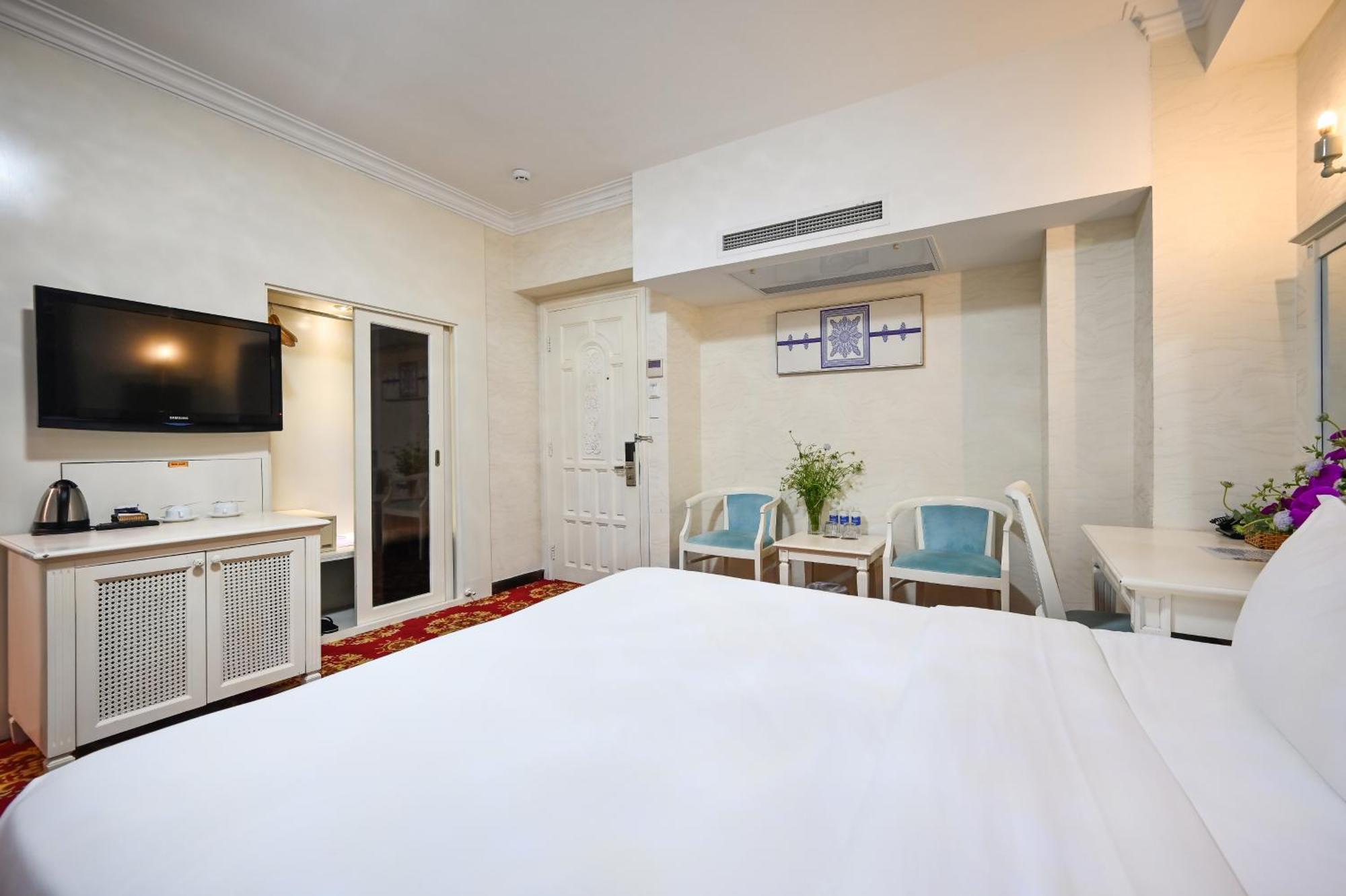 California Saigon Hotel & Rooftop Pool Хошимин Номер фото