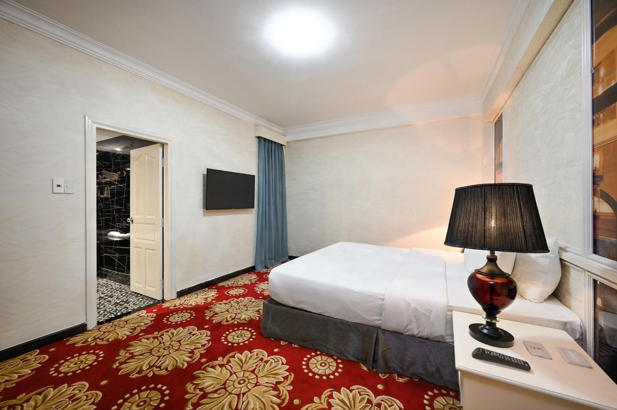 California Saigon Hotel & Rooftop Pool Хошимин Номер фото