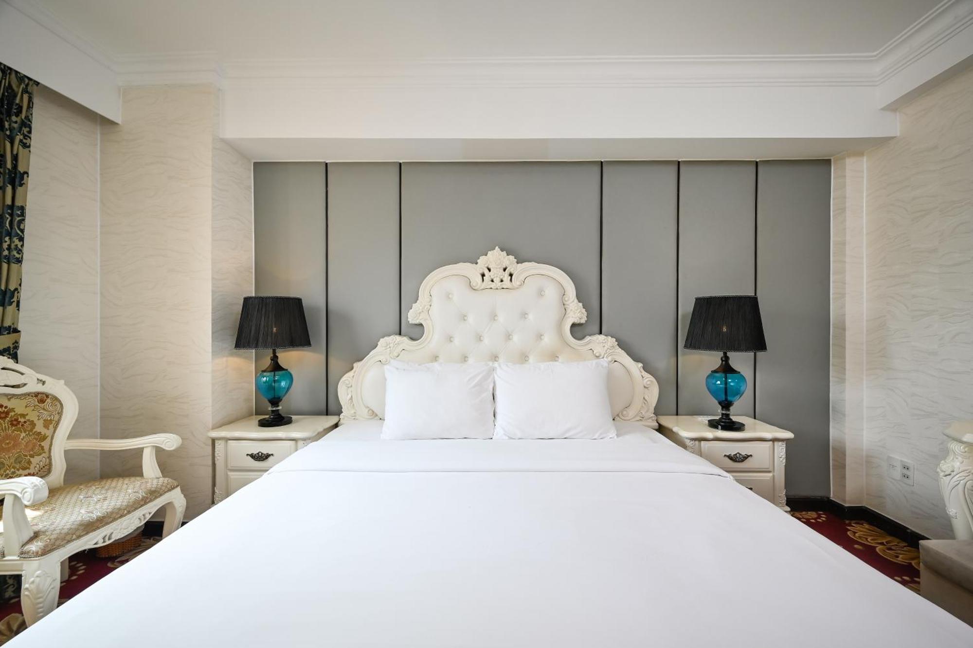 California Saigon Hotel & Rooftop Pool Хошимин Номер фото