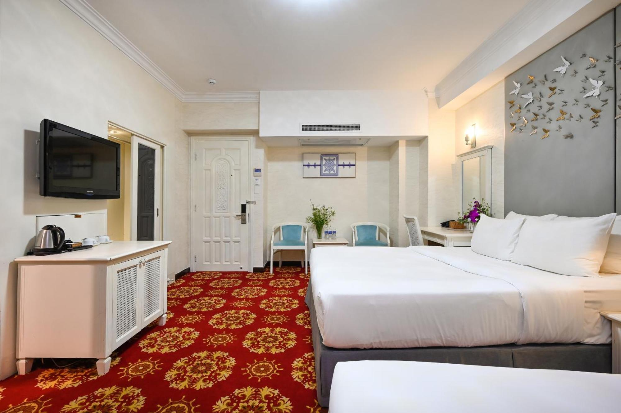 California Saigon Hotel & Rooftop Pool Хошимин Номер фото