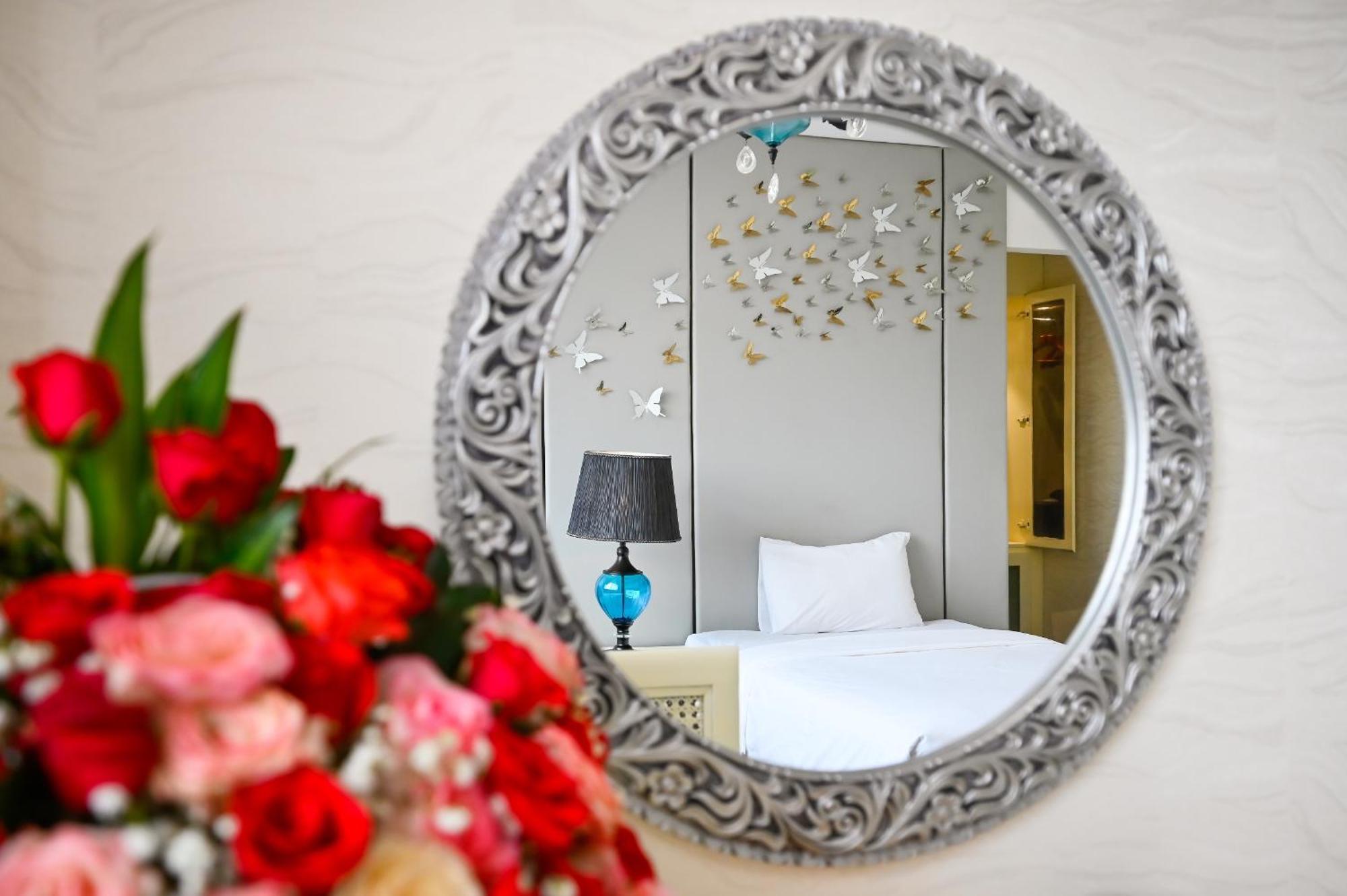 California Saigon Hotel & Rooftop Pool Хошимин Экстерьер фото