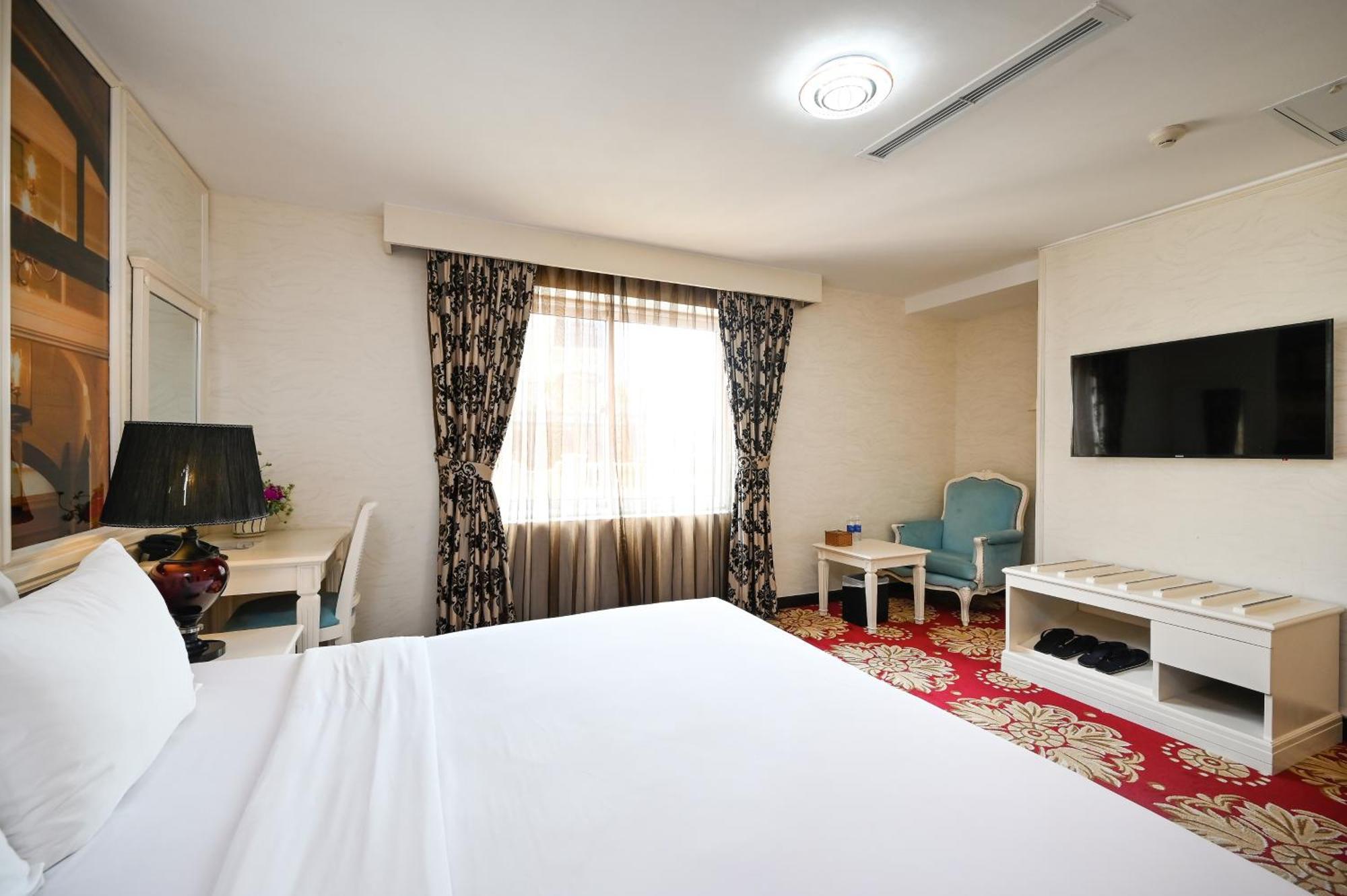 California Saigon Hotel & Rooftop Pool Хошимин Номер фото