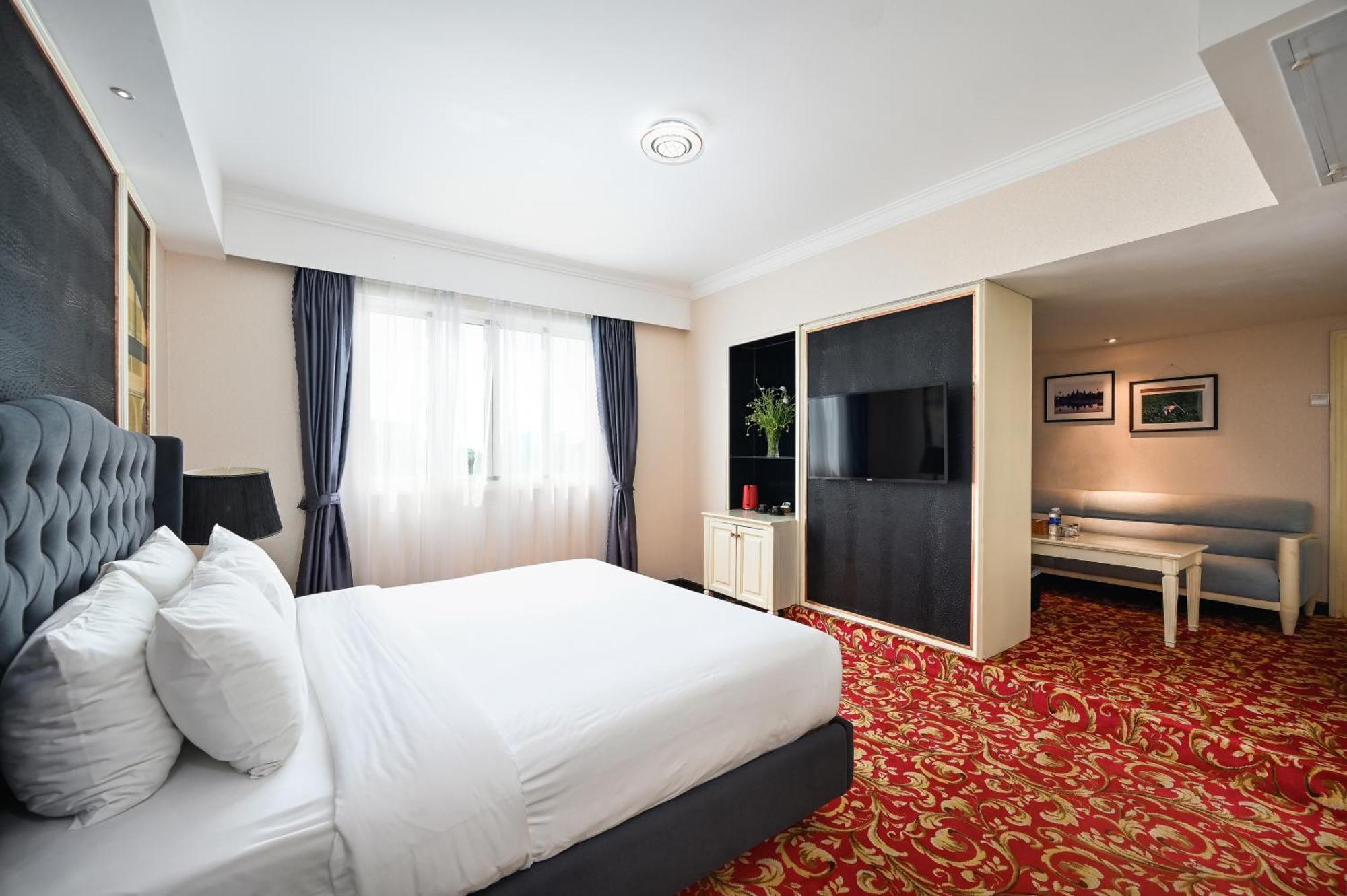 California Saigon Hotel & Rooftop Pool Хошимин Экстерьер фото