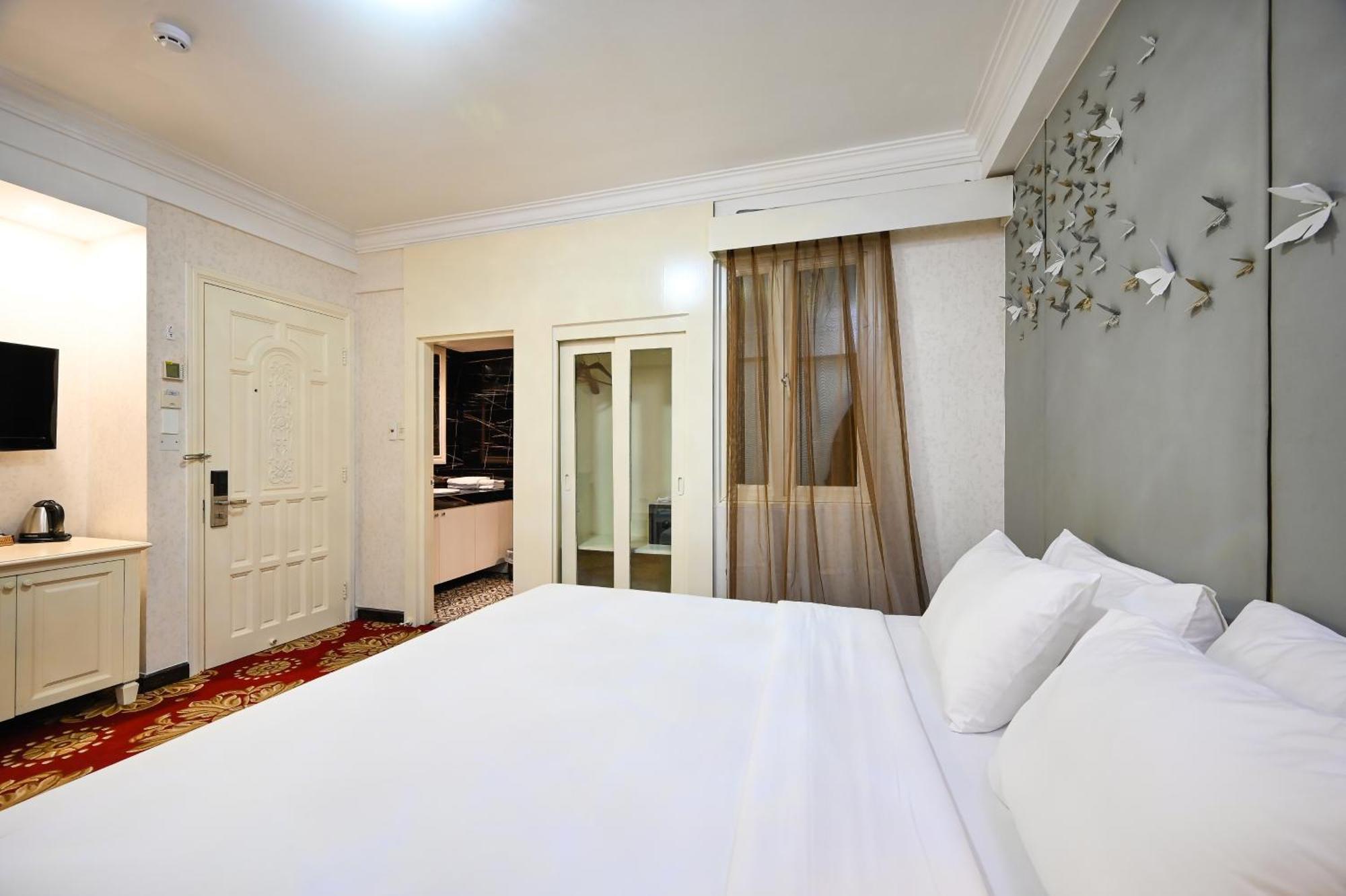 California Saigon Hotel & Rooftop Pool Хошимин Номер фото