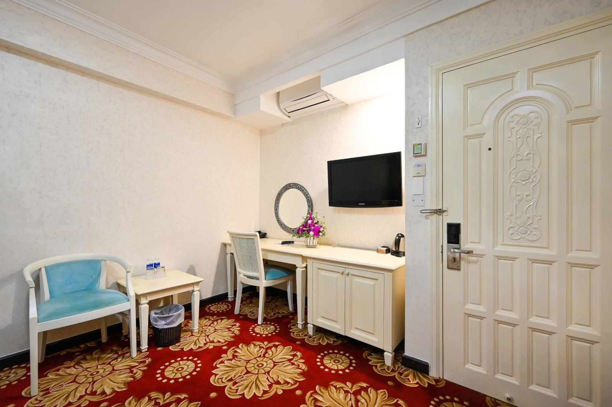 California Saigon Hotel & Rooftop Pool Хошимин Номер фото