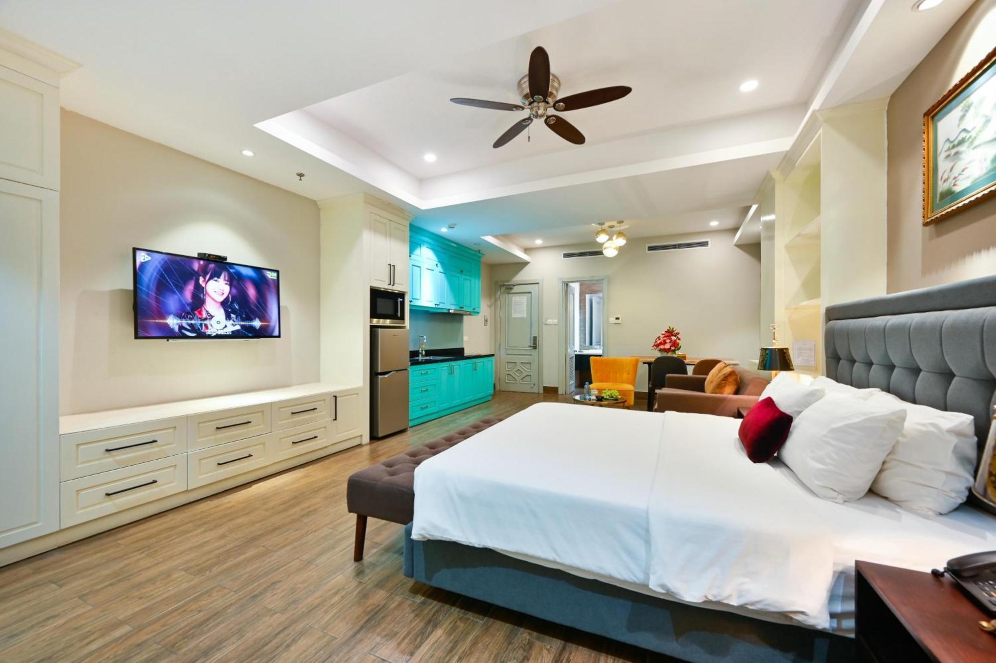 California Saigon Hotel & Rooftop Pool Хошимин Экстерьер фото
