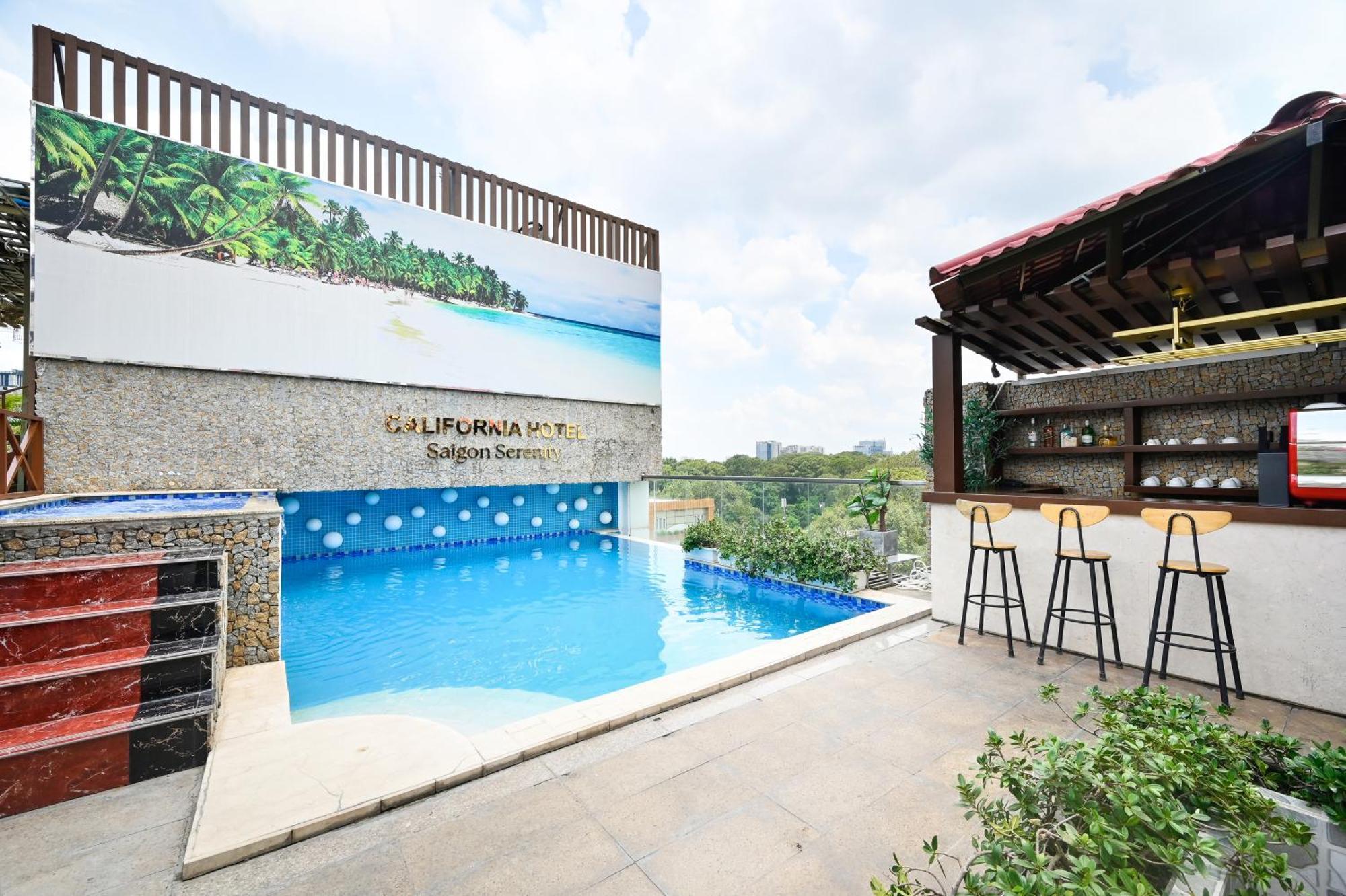 California Saigon Hotel & Rooftop Pool Хошимин Экстерьер фото