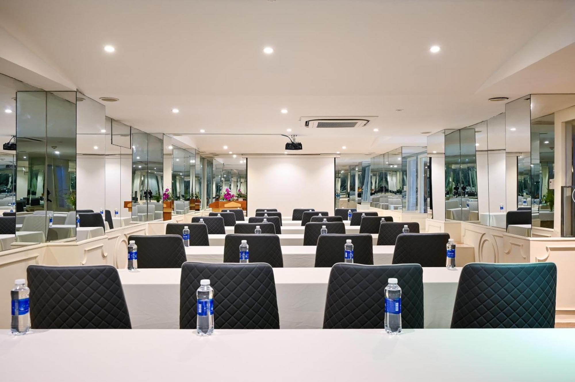 California Saigon Hotel & Rooftop Pool Хошимин Экстерьер фото