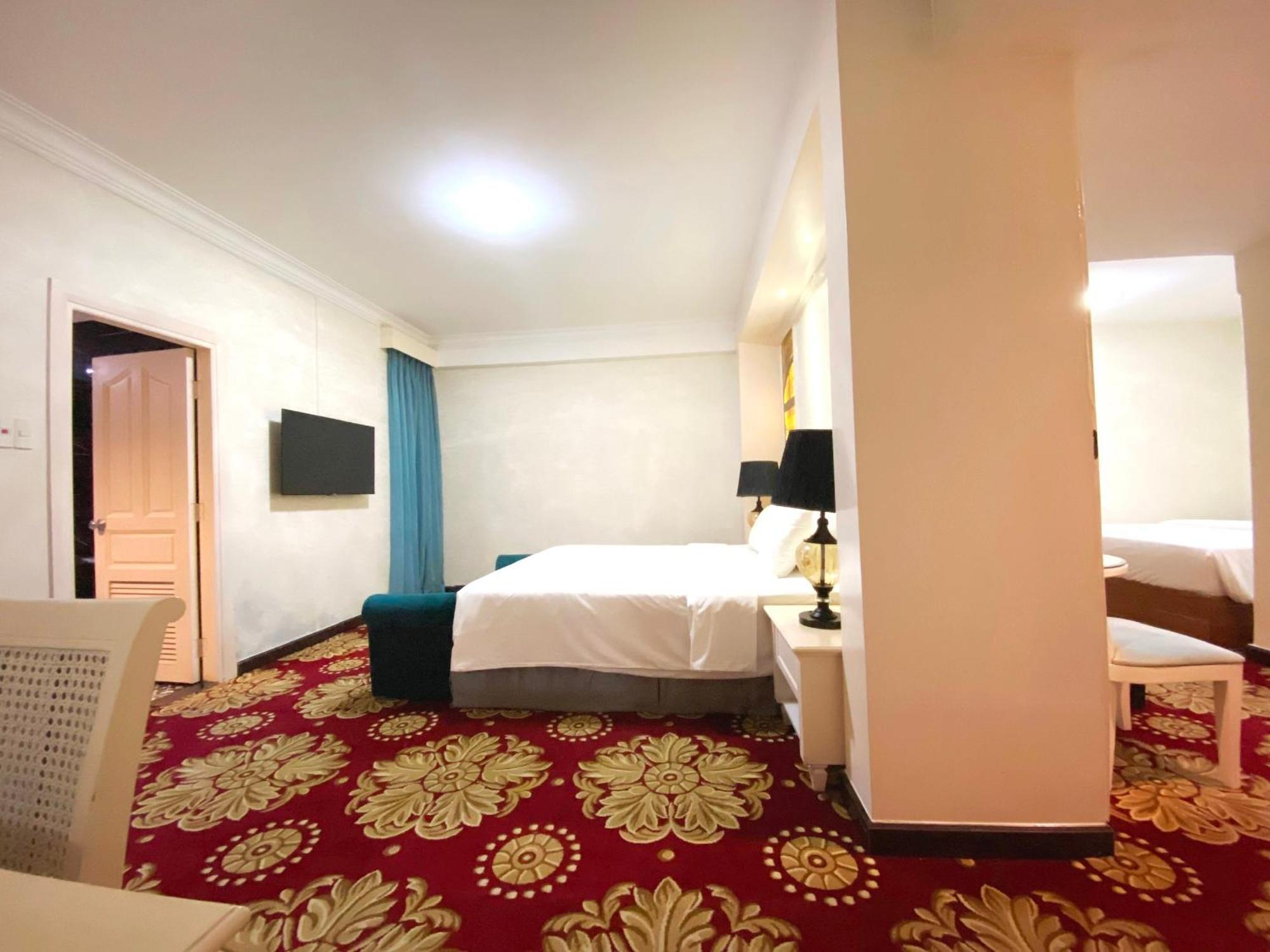 California Saigon Hotel & Rooftop Pool Хошимин Номер фото